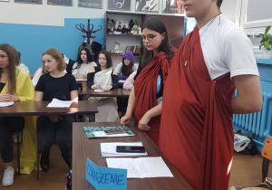 Uczniowie klasy 1SA, przebrani w stroje z epoki, zajmują miejsca w typowych dla sądu miejscach-oskarżenie, obrona,sąd, ława przysięgłych.
