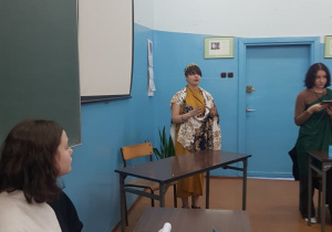 Uczniowie klasy 1SA, przebrani w stroje z epoki, zajmują miejsca w typowych dla sądu miejscach-oskarżenie,obrona ,sąd, ława przysięgłych.
