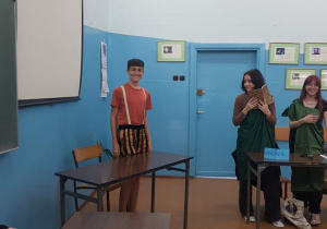 Uczniowie klasy 1SA, przebrani w stroje z epoki, zajmują miejsca w typowych dla sądu miejscach-oskarżenie, obrona, sąd ,ława przysięgłych.