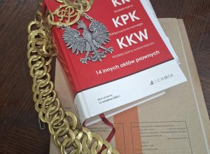 Proszę wstać! Sąd idzie.