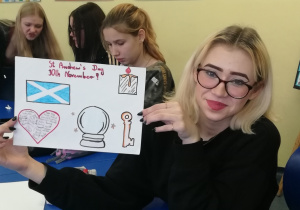 Uczniowie pracują podczas lekcji andrzejkowej