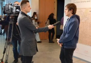 Mateusz, uczeń klasy 1SA udziela wywiadu dla TVP Łóź, rejestrującej obchody.
