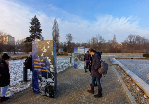 Klasa 1SA ogląda wystawę plenerową przed budynkiem Centrum Dialogu im. M. Edelmana w Łodzi.