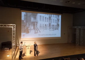 Otwarcie obchodów w Centrum Dialogu, na zdjęciu Pani Dyrektor Joanna Podolska i Andrzej Grzegorczyk, pracownik MTN w Lodzi, autor prezntacji.