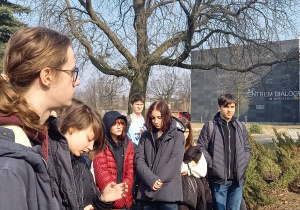 Klasa 1SA w Parku Ocalałych, przed Centrum Dialogu
