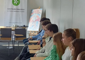 Uczniowie klasy 1SA w sali wykładowej na zajęciah
