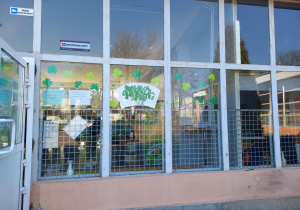 plakat przy wejściu do szkoły