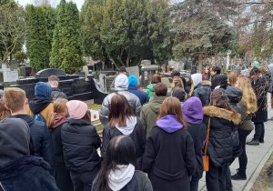 uczniowie na Wojskowy Cmentarzu Powązkowskim
