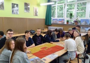 klasa 1UA w sali nr.5 z flagą Łodzi