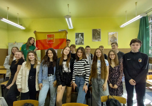 klasa 2UA z flagą Łodzi w sali nr.5