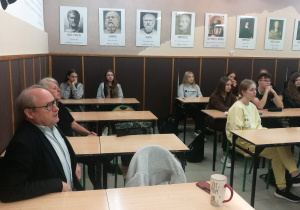 Prof. Witold Glinkowski (od lewej) i uczniowie klasy 2P