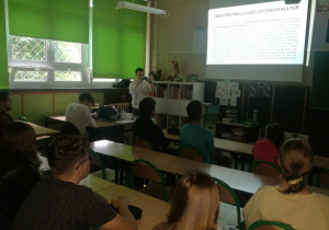 Uczniowie klasy 2P w pracowni polonistycznej słuchający wykładu