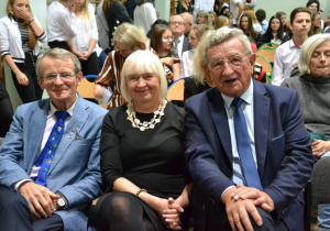 Goście honorowi Konkursu. Od lewej prof. Mieczysław Ronkowski była dyrektor szkoły Jolanta Swiryd, Kazimierz Tischner