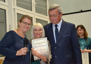 Prof. Małgorzata Kozak (w środku) odbiera podziękowanie za przygotowanie uczennicy do Konkursu w towarzysywie dyrektora szkoły Barbary Makowskiej (z lewej) i Kazimierza Tischnera (z prawej)