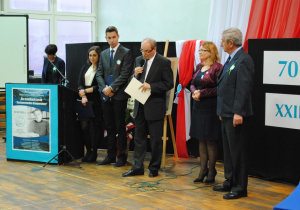 Ogłoszenie wyników Konkursu-od prawej Kazimierz Tischner, dyrektor szkoły Barbara Makowska, prof.Witold Glinkowski, uczniowie XXIII LO, Ewa Kowalska