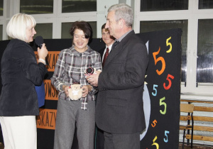 Dyrektor szkoły Jolanta Swiryd wręcza podziękowanie Ewie Kowalskiej-koordynatorowi Konkursu w obecnosci Kazimierza Tischnera