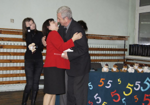 Kazimierz Tischner wręcza podziękowanie Ewie Sztombce