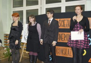 Zwycięzcy Konkursu w obecności jurora dr Anny Kapuścińskiej -od lewej Natalia Bogdan wyróżniona I miejscem