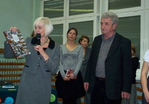 Dyrektor szkoły Jolanta Swiryd wręcza książke Kazimierzowi Tischnerowi w obecności dr Anny Kapuścińskiej i Ewy Kowalskiej