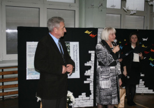 Od lwej Kazimierz Tiscchner, dyrektor szkły Jolanta Swiryd, uczennica XXIII LO
