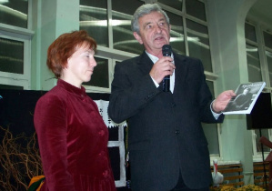 Kazimierz Tischner wręcza książkę Annie Rakowskiej