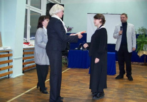 Dyrektor szkoły Jolanta Swiryd wraz z Ewą Sztombką i Wojciechem Bonowiczem wręcza nagrody zwycięzcom