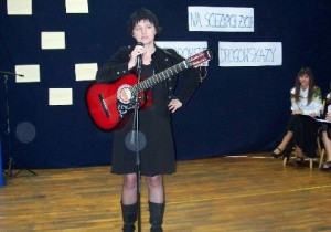 Maria Tuchowska gra na gitarze