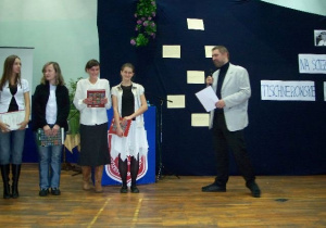 Wojciech Bonowicz z uczestnikami Konkursu